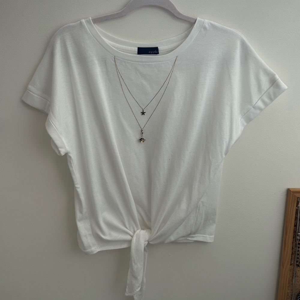 Short sleeve shirt with sewn layered necklace